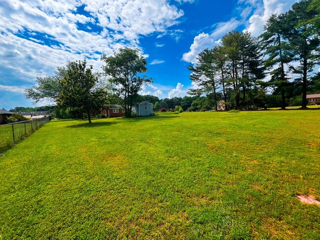 Building Photo - Charming 3 bedroom, 1 1/2 bathroom home in...