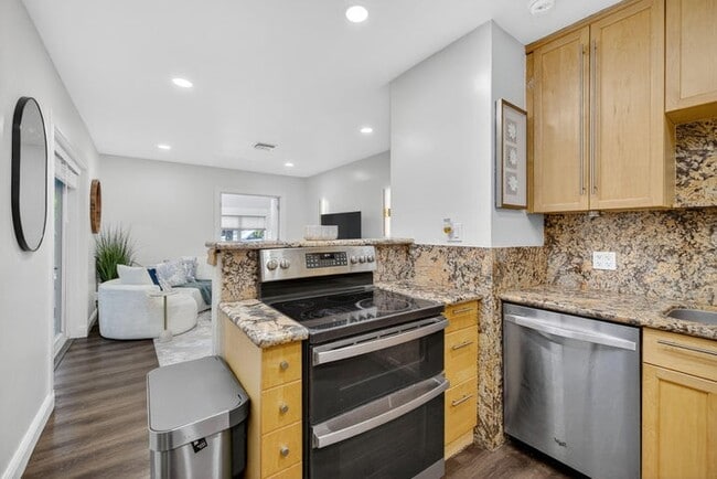 Building Photo - 1317 NE 1st Ave