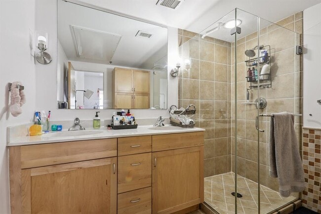 Building Photo - 711 W 26th St