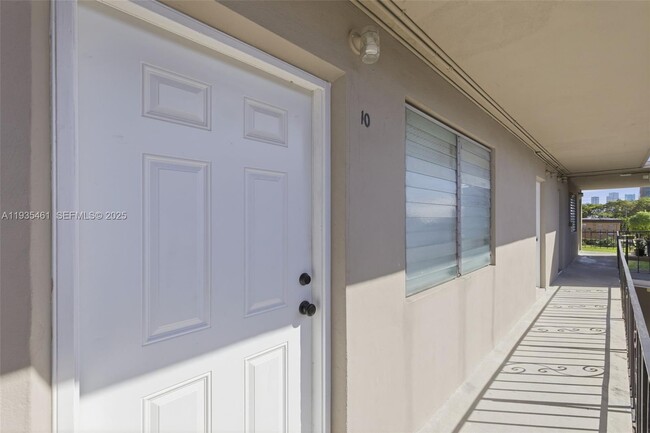 Building Photo - 126 SW 18th Ave