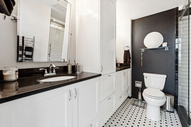 Building Photo - Renovated Condo with Skyline Views