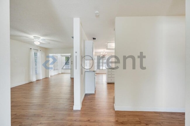 Building Photo - 1624 Whitehead Dr