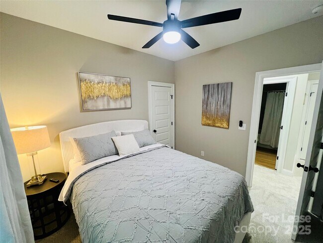 Building Photo - 571 Reid St