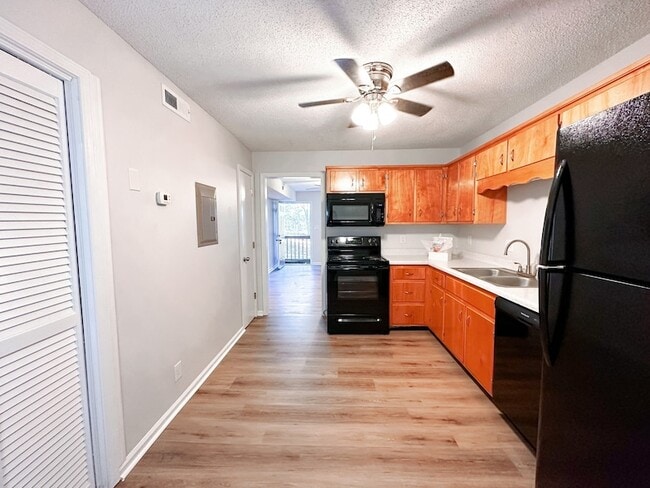 Building Photo - 470 Martha Ln