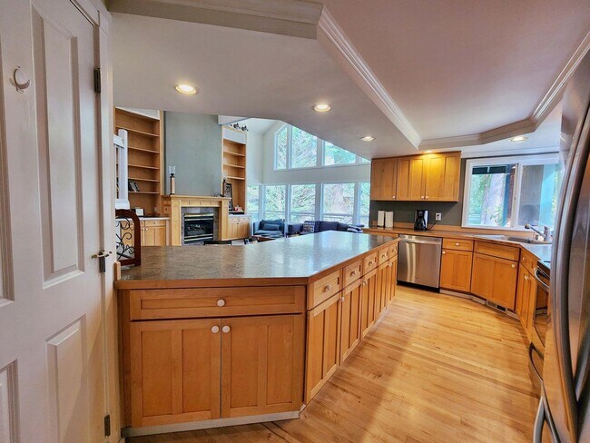 Building Photo - Beautiful 3 Bed 2.5 Bath Waterfront Home in Sammamish