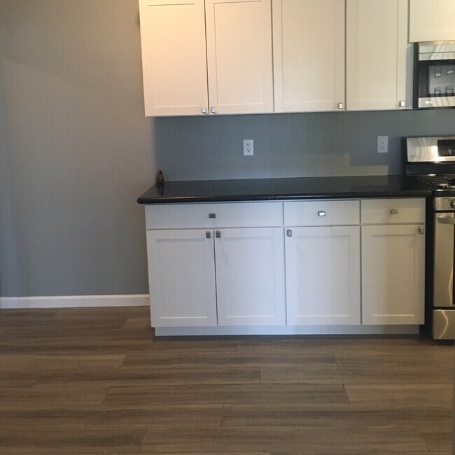 Building Photo - Stylish Upgraded One-Bedroom Condo in a Ga...