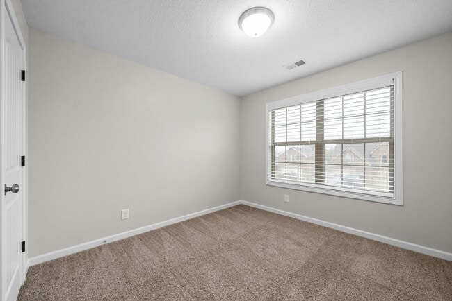 Building Photo - Pet Friendly Three Bedroom in Rossview!