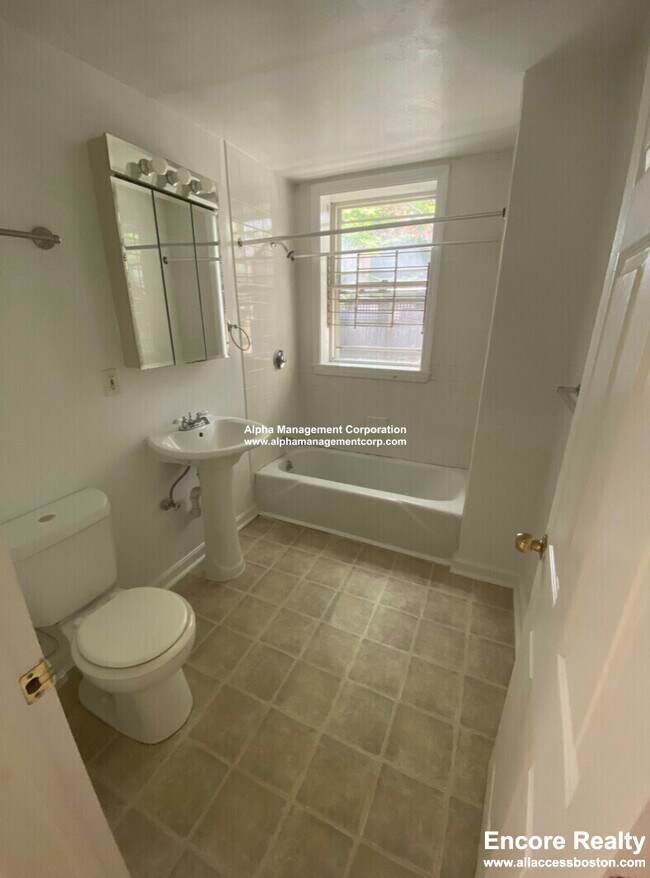 Building Photo - 14 Centre St