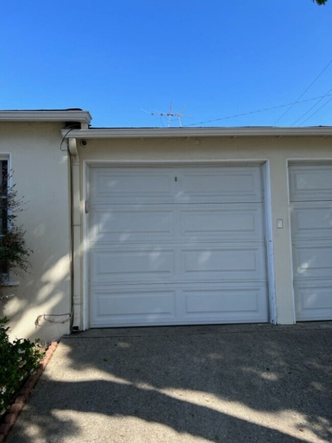 Building Photo - 2709-2711 Broadway Ave