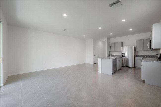 Building Photo - 16701 Maude Dr