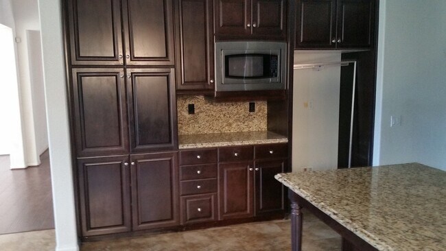 Building Photo - Wonderful 5 Bedroom 3 Bathrooms home in Ch...