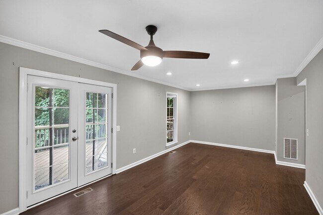Building Photo - Well maintained, Bright & Spacious 3 BR/3.5 BA Townhome w/ Parking & Private patio - Pets Welcome!