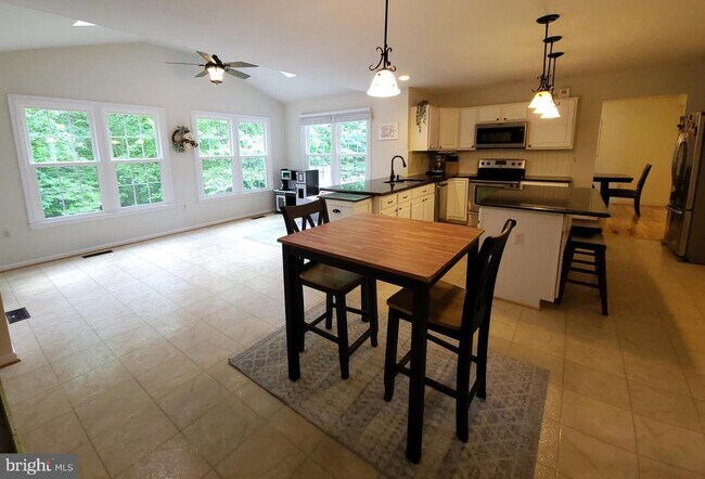 Building Photo - 18 Willow Glen Ct