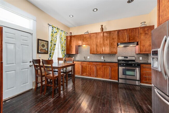 Primary Photo - 2111 26th St