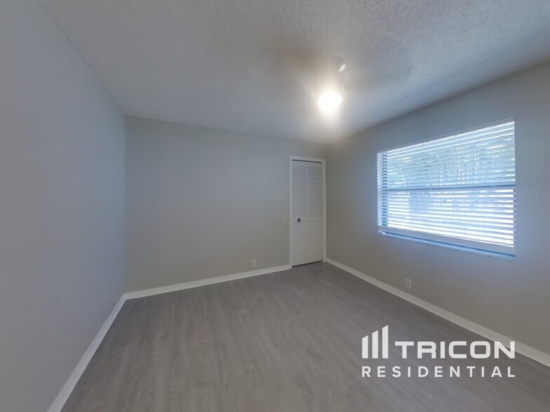 Building Photo - 16147 Vanderbilt Dr