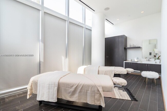 Building Photo - 851 NE 1st Ave