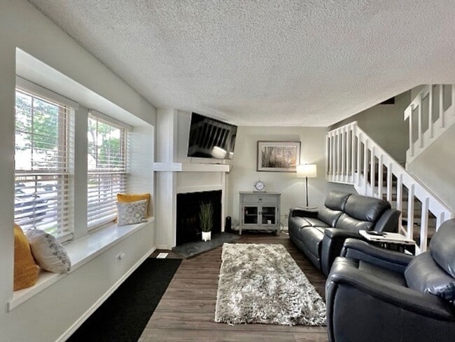 Building Photo - FURNISHED Two Bedroom Two Bath Condo on the North-West Side