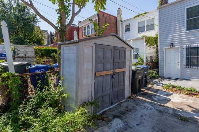 Building Photo - Trinidad Rowhome | 2 Bed | 1 Bath | 800 Sf | Large Fenced-In Front Porch & Fenced-in Backyard | 2...