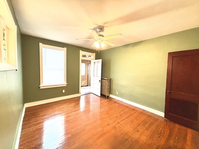 Building Photo - 4922 Winona Ave