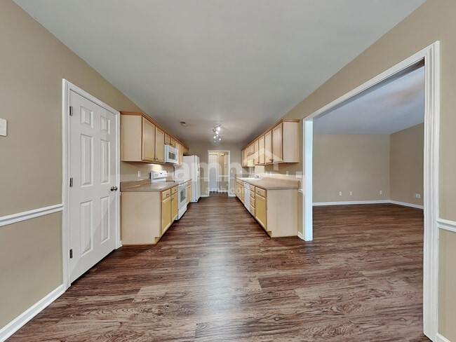 Building Photo - 1956 Longburn Dr