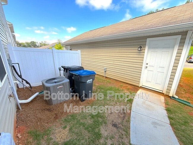 Building Photo - 15708 Country House St