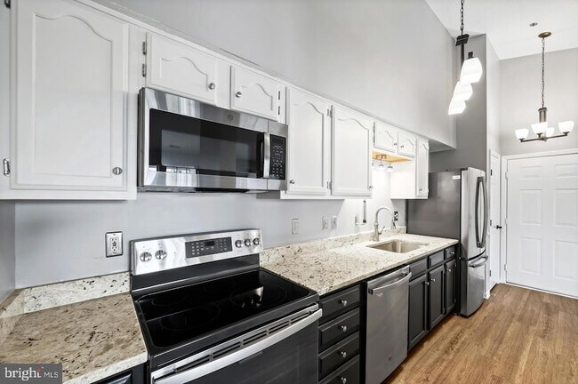 Building Photo - 611 Himes Ave