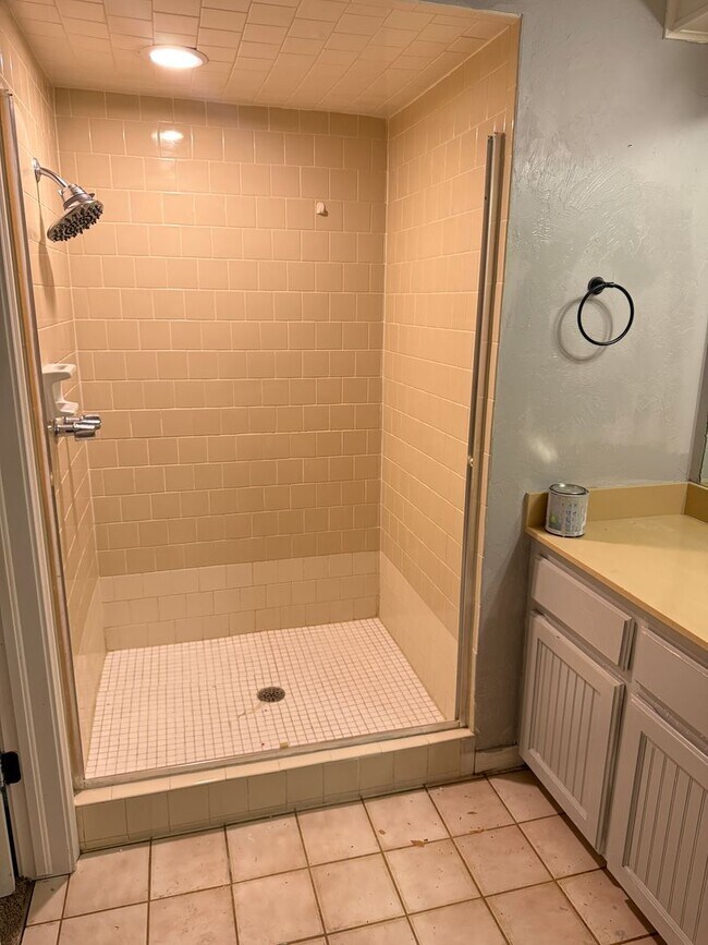 Building Photo - Charming Corner-Lot Duplex in the Heart of Yukon – Available Now!