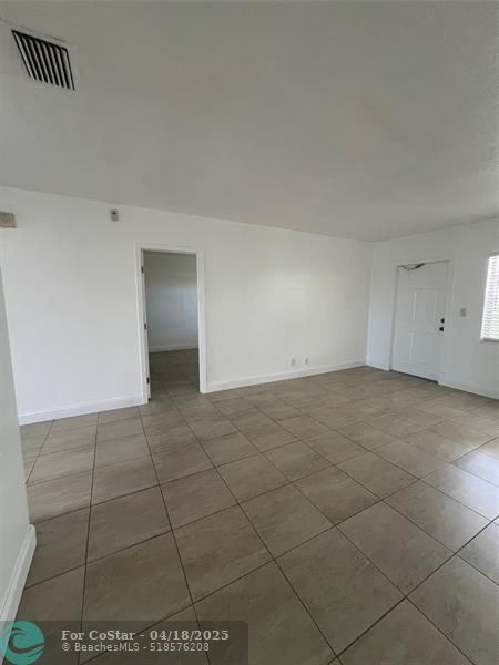 Building Photo - 2550 NE 51st St