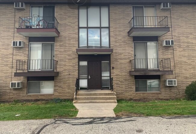 Building Photo - 16101 Maple Park Dr