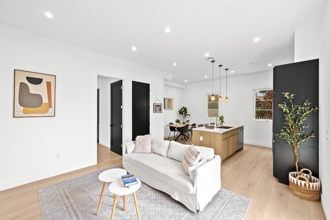 Building Photo - Bright and Spacious Newly Renovated Townhome | 5 Bedroom | 5 Bathroom | Parking Included