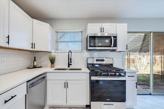 Building Photo - 704 S 3rd St