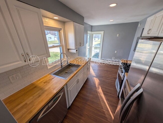 Building Photo - Well-Maintained 3 Bedroom Ranch with Fenced Yard and 2.5 Car Garage