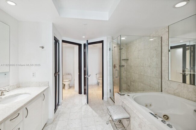 Building Photo - 1331 Brickell Bay Dr