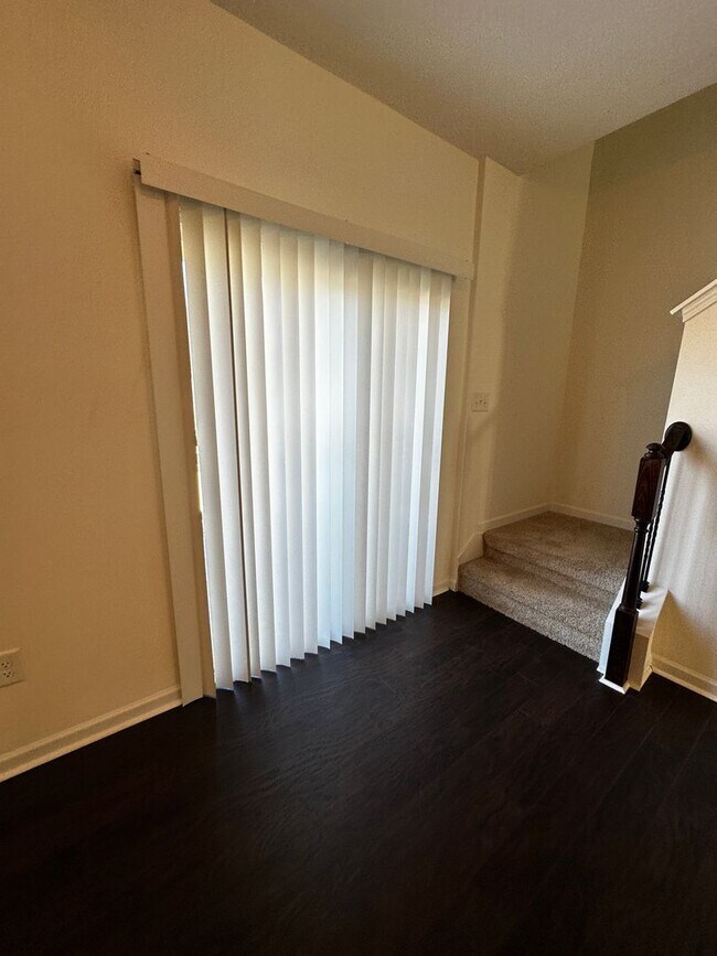 Building Photo - E. Morristown - 3 bed/2.5 bath home with g...