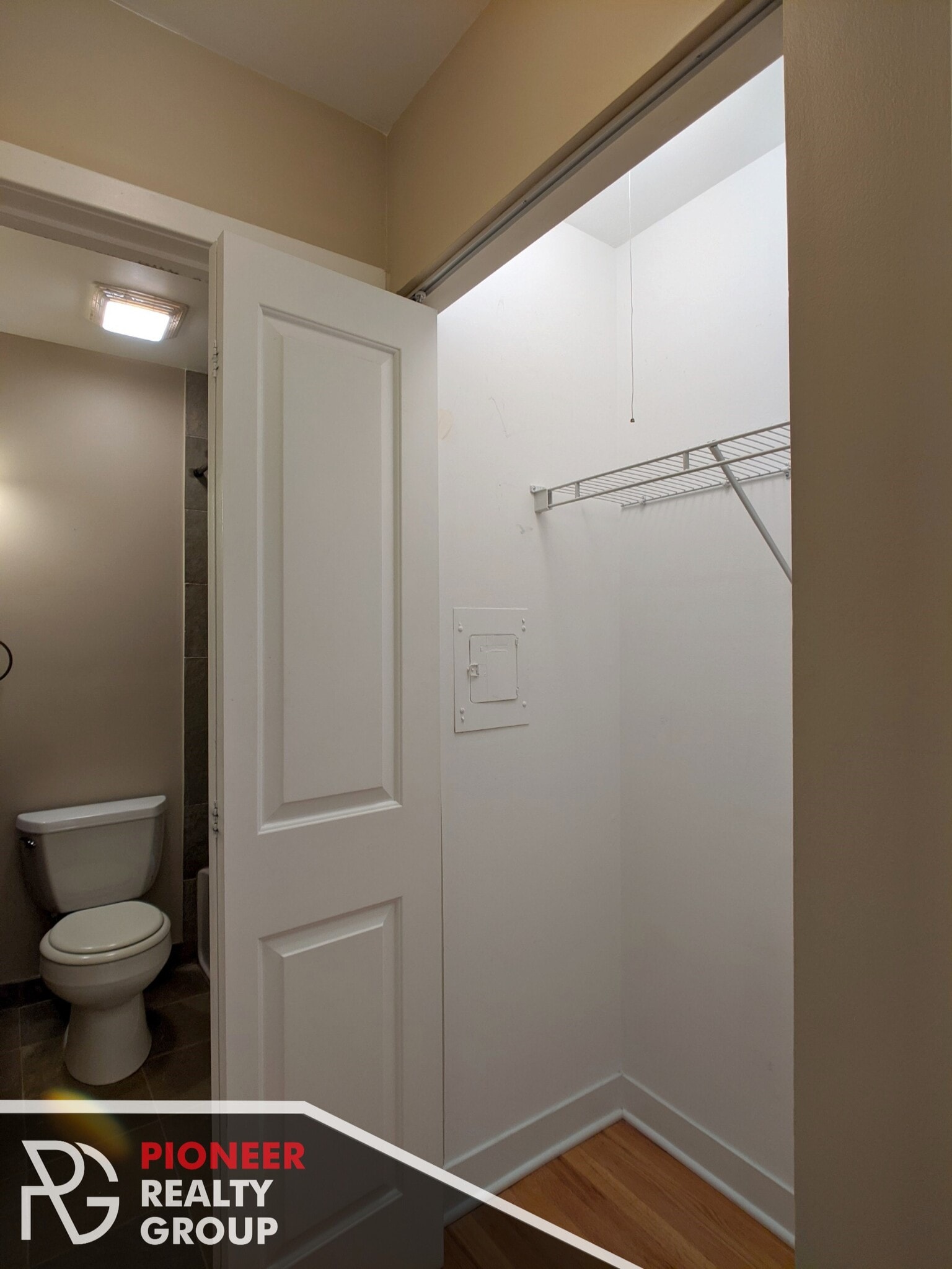 Building Photo - 643 W Wrightwood Ave