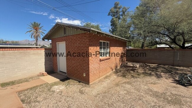 Building Photo - Three Bedroom Ranch Style Home