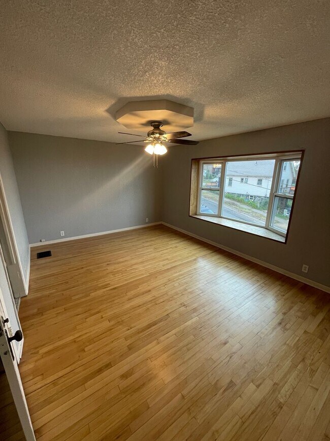 Building Photo - AVAILABLE NOW - 3 Bedroom/1.5 Bath Home wi...