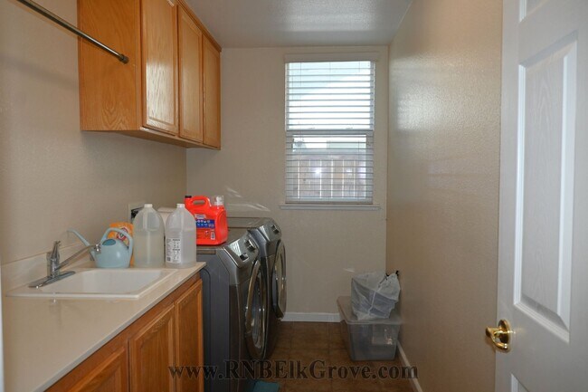 Building Photo - 5 Bedroom Home in Elk Grove! - Resident Benefit Package Property