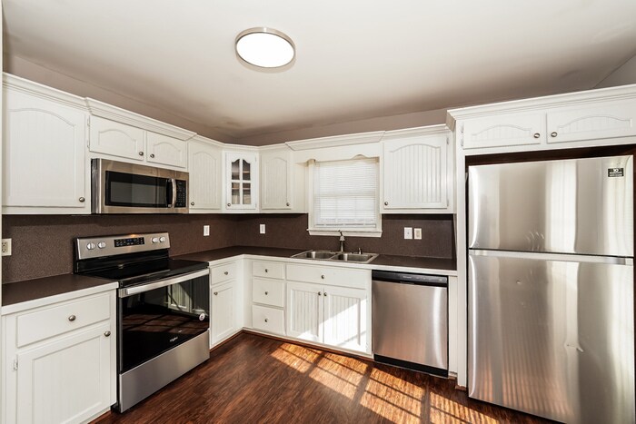 Building Photo - 694 S Hillcrest Rd