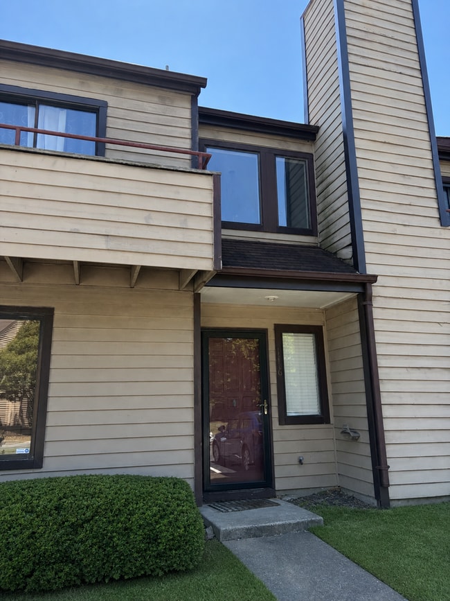 Building Photo - 1116 N Green Dr