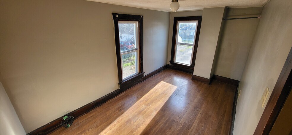 Building Photo - 315 S Maple St