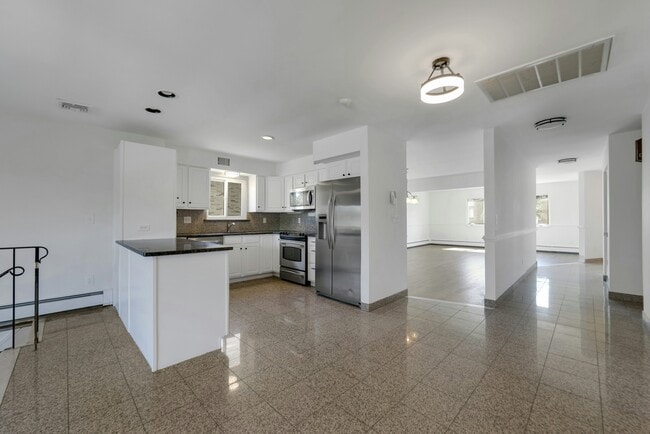 Building Photo - 2413 Hammett Ave