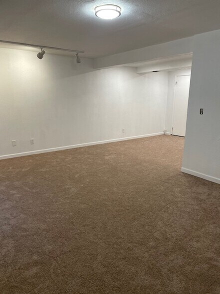 Building Photo - 7570 S Cove Cir