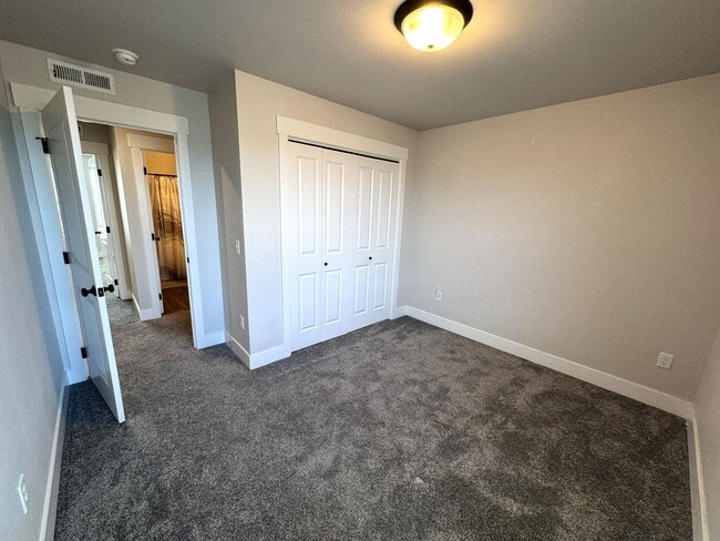 Building Photo - 3 Bed / 2.5 Bath Modern Home on Billings West End