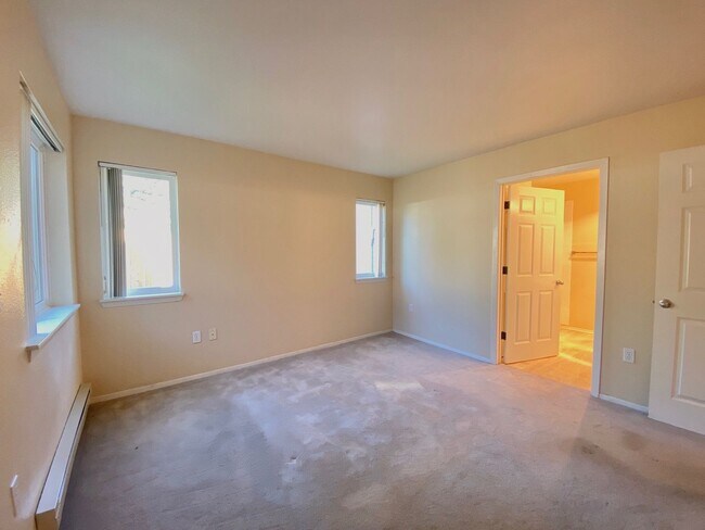 Building Photo - Charming Lake Oswego Unit in Oswego Bay Co...