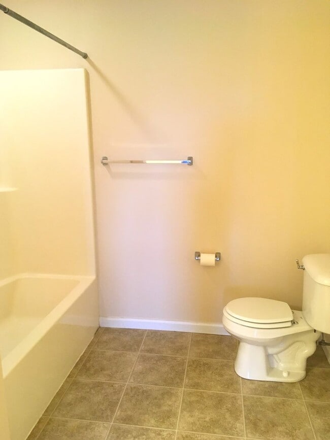 Building Photo - Spacious 2-bed, 2-bath duplex available for June!