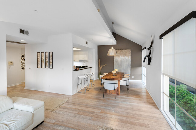 Dining Room - 1401 S Bentley Ave