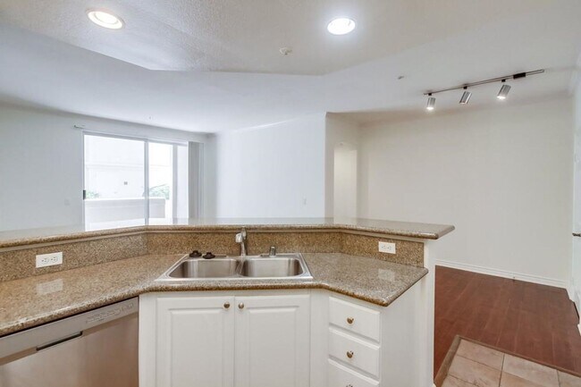 Building Photo - Luxury living in beautiful UTC, Spacious 2...