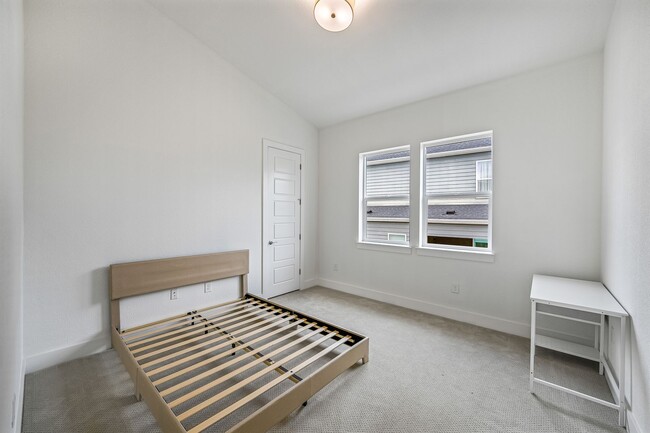 Building Photo - Beautiful Furnished Rental