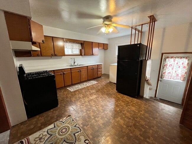 Building Photo - 158 5th St